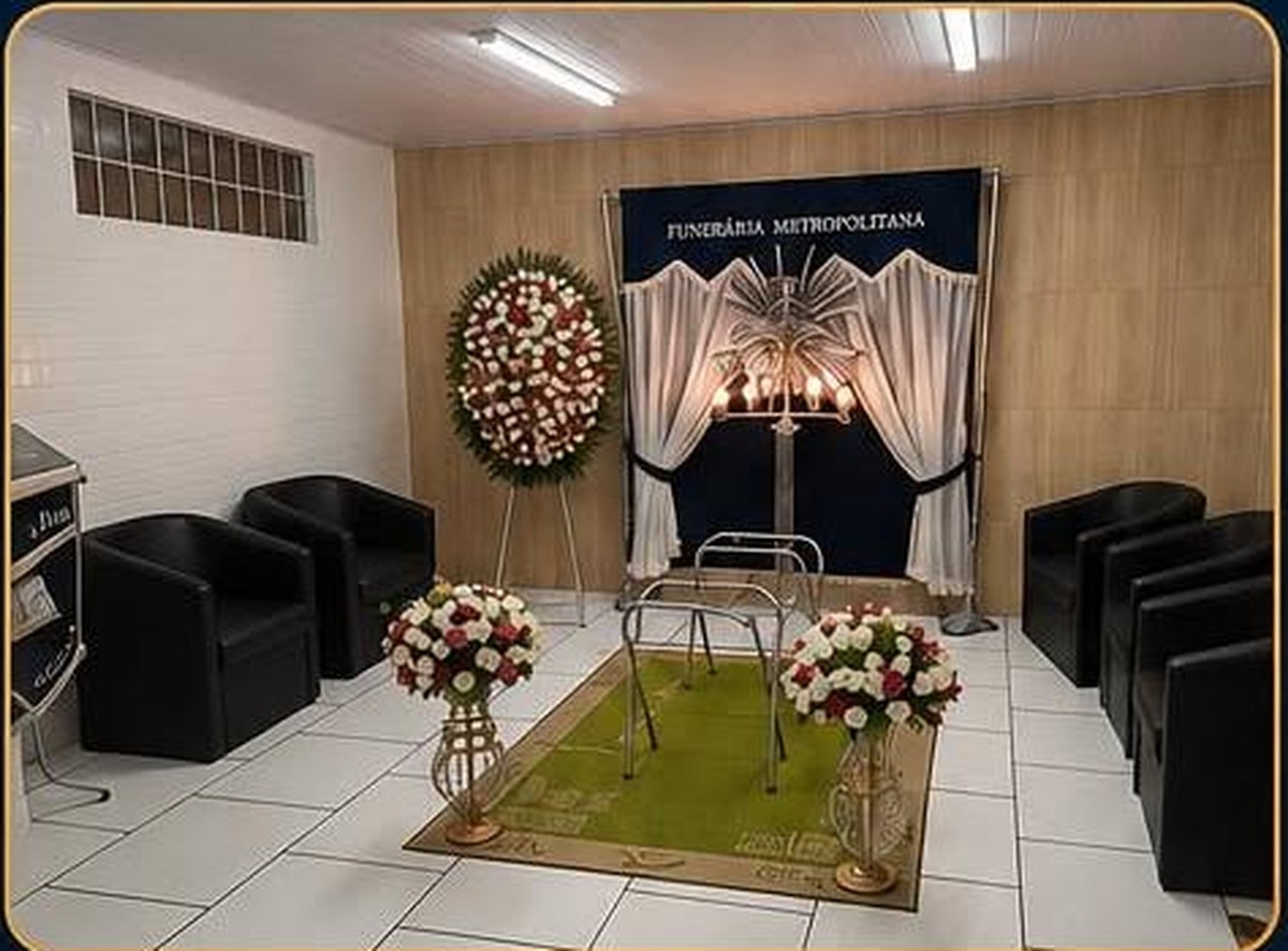 Capela velatória com arranjos florais e assentos