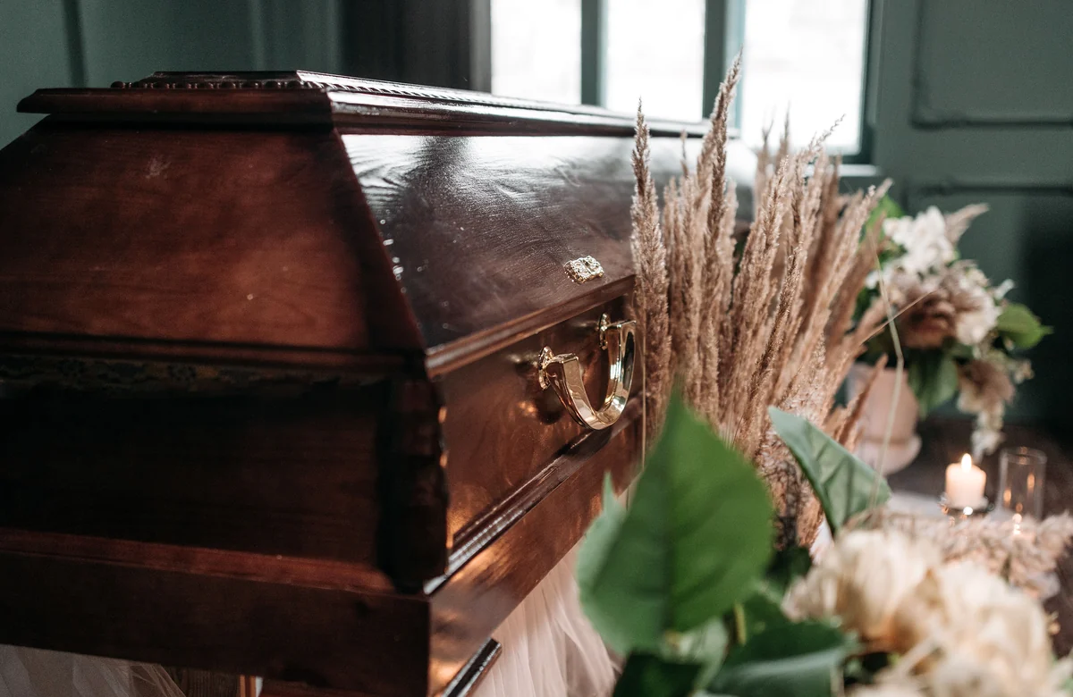 Urna funerária em madeira com acabamento clássico