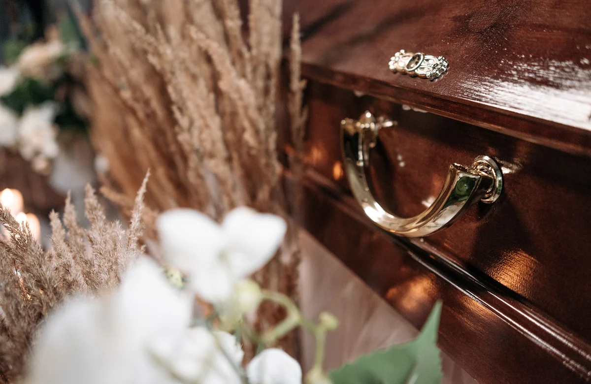 Detalhe de urna funerária de madeira polida