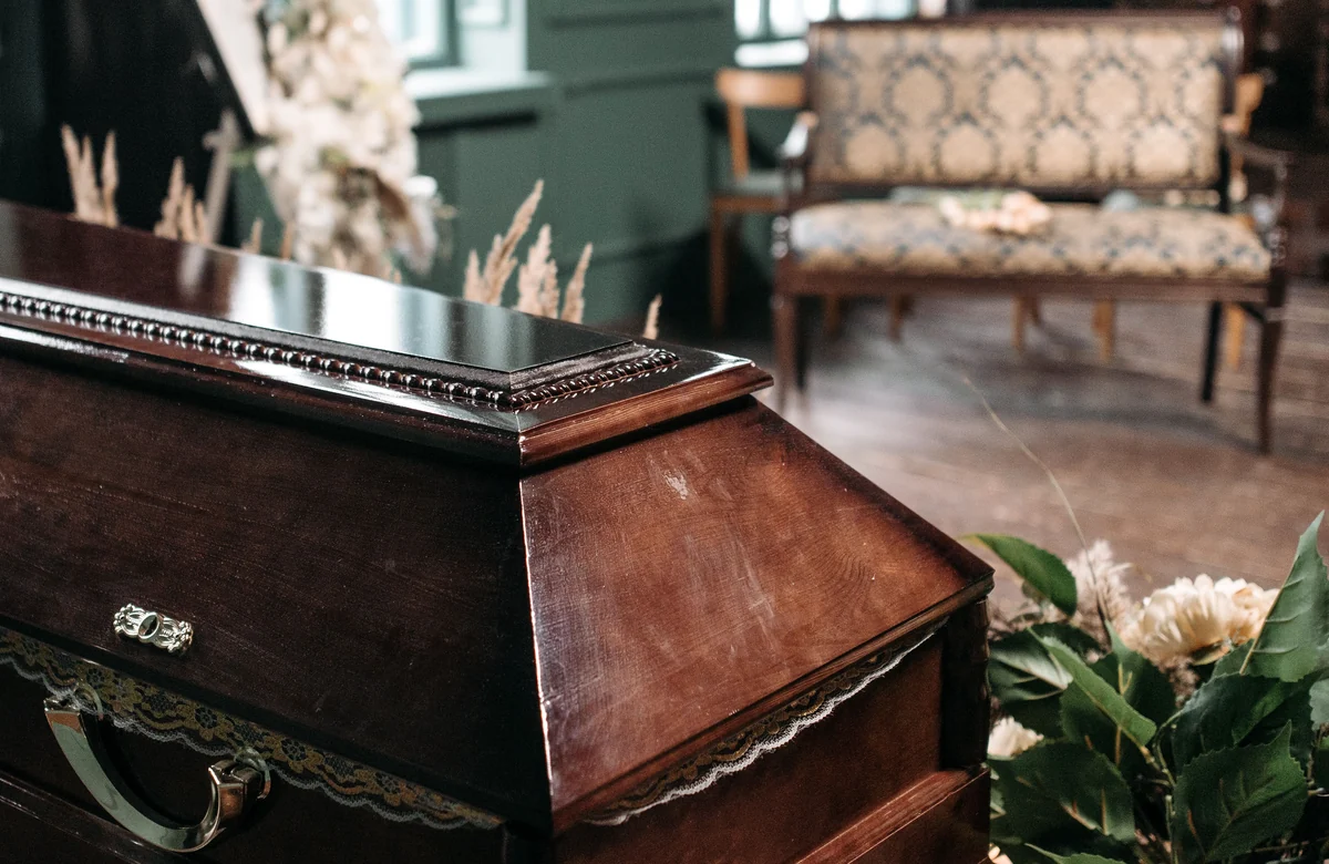 Urna funerária premium em madeira escura com acabamento refinado